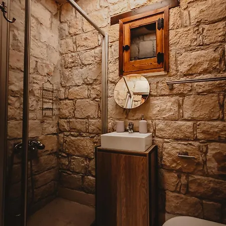 Apartmán Kleos Noble Retreat - Stone-build & With Pool, Sauna & Bbq Area